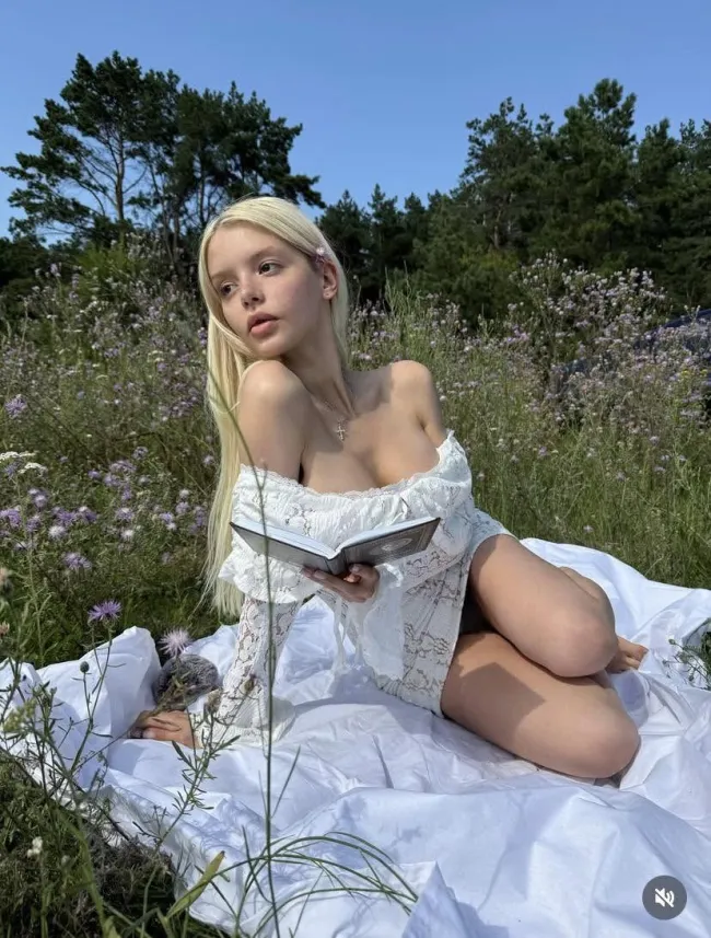 Lesi Moonie on OnlyFans