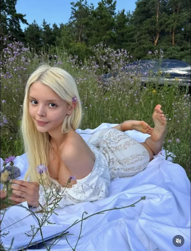 Lesi Moonie on OnlyFans